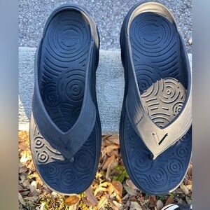 Vionic Black Textured Sandals